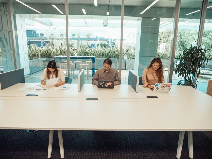 Otevřený coworkingový prostor s velkými okny do ulice
