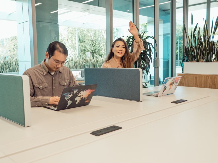 Otevřený coworkingový prostor se stoly u oken